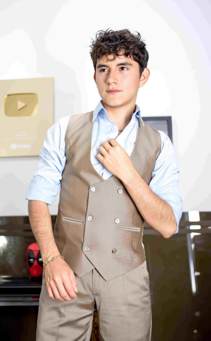 Dayiro estrena la canción Amor de Colegiales en su canal de Youtube