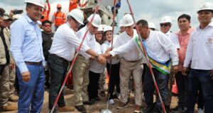 Gore San Martín inicia asfaltado de pista y puente Sauce que cruza el río Huallaga que da acceso a Laguna Azul