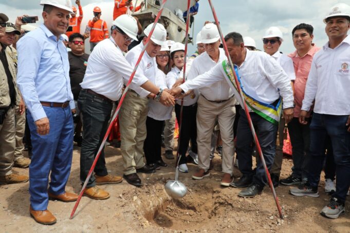 Gore San Martín inicia asfaltado de pista y puente Sauce que cruza el río Huallaga que da acceso a Laguna Azul