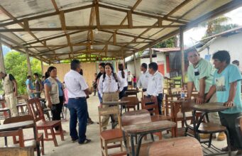 Alumnos de Huánuco estudian en medio de un cementerio