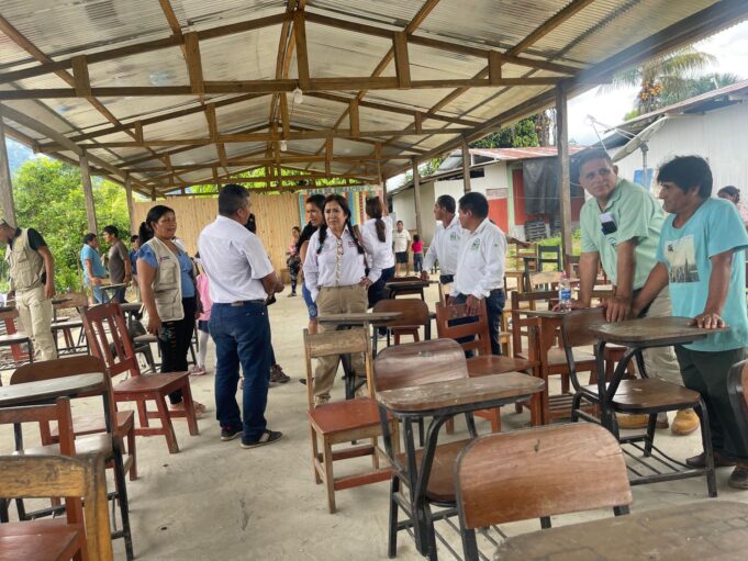 Alumnos de Huánuco estudian en medio de un cementerio