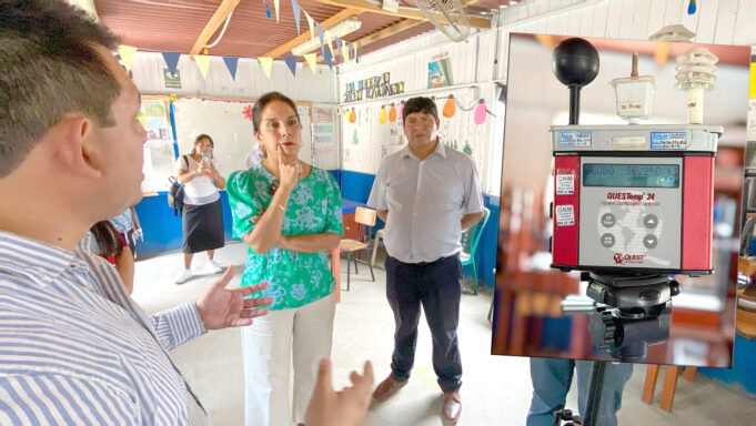 Niños estudian a 36 ° de calor en Ate