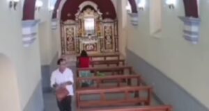 Ladrón diablo: finge ser devoto, entra a iglesia y roba cartera a mujer que rezaba