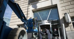 La Usaid desaparece en Washington: retiran el letrero de su sede central