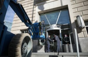 La Usaid desaparece en Washington: retiran el letrero de su sede central