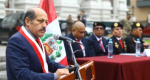 Congresista Héctor Valer presenta proyecto de ley para que funcionarios dejen de recibir doble remuneración