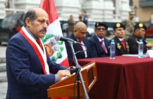 Congresista Héctor Valer presenta proyecto de ley para que funcionarios dejen de recibir doble remuneración