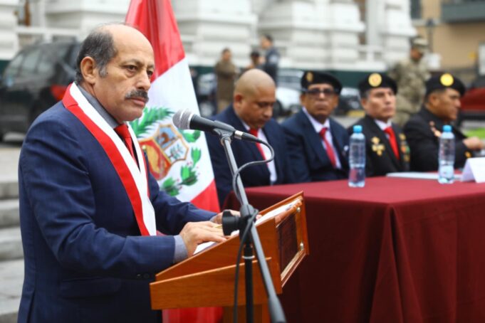 Congresista Héctor Valer presenta proyecto de ley para que funcionarios dejen de recibir doble remuneración