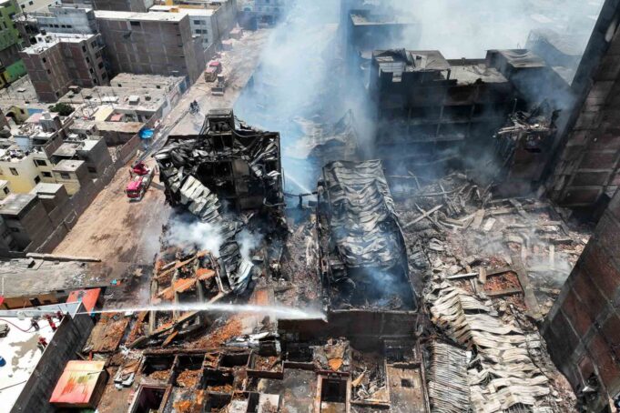 Incendio Barrios Altos:Declaran en emergencia Centro de Lima, almacenes los clausuran y vuelven abrir