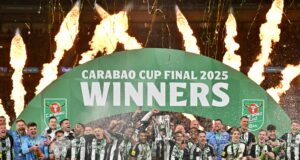 Newcastle se alzó con el título de la “Carabao Cup” al vencer en la final al Liverpool 2-1