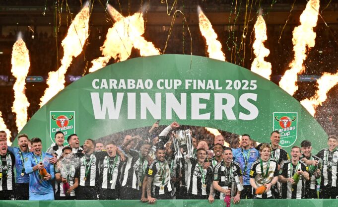Newcastle se alzó con el título de la “Carabao Cup” al vencer en la final al Liverpool 2-1