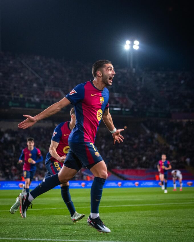 Barcelona goleó al Osasuna 3-0 y es puntero de la Liga de España