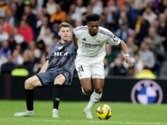Real Madrid superó al Rayo Vallecano 2-1 y alcanzó al Barcelona en la punta de La Liga