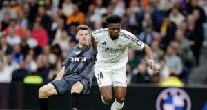 Real Madrid superó al Rayo Vallecano 2-1 y alcanzó al Barcelona en la punta de La Liga