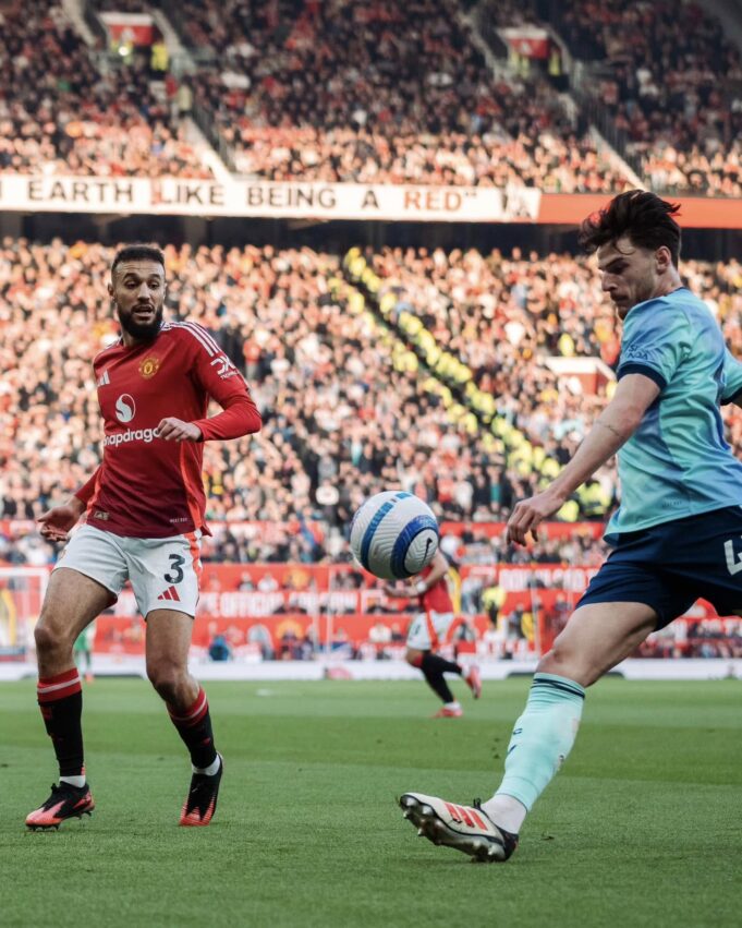 Arsenal solo pudo igualar ante Manchester United 1-1 y se aleja del líder Liverpool