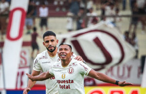 Universitario goleó a Alianza Universidad 4-0 y amenaza a los líderes del Apertura