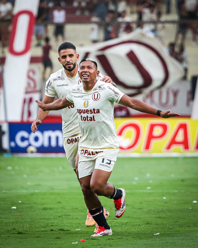 Universitario goleó a Alianza Universidad 4-0 y amenaza a los líderes del Apertura