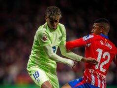 Barcelona venció al Atlético de Madrid 4-2 y alcanzó en la cima al Real Madrid