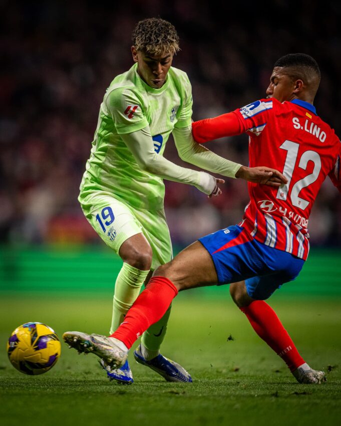 Barcelona venció al Atlético de Madrid 4-2 y alcanzó en la cima al Real Madrid