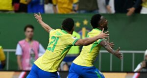 Brasil lo ganó en el final a Colombia 2-1 y trepó al segundo lugar