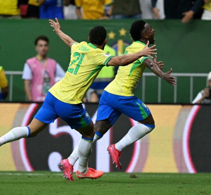 Brasil lo ganó en el final a Colombia 2-1 y trepó al segundo lugar