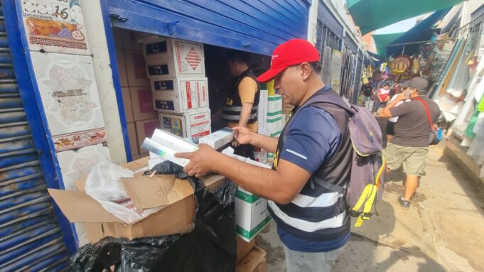Sacan de circulacion mas de 100,000 cigarrillos ilegales tras operativos en Pucusana y mercado de la Victoria