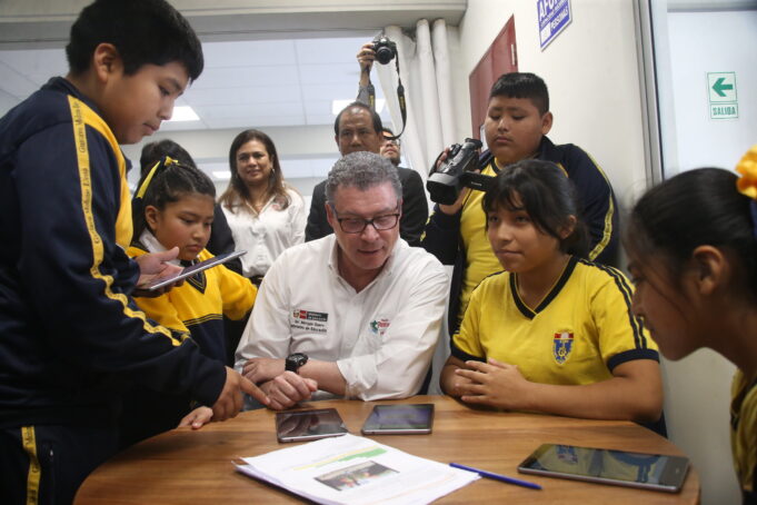 Más de seis millones de estudiante de colegios públicos vuelven a clases mañana