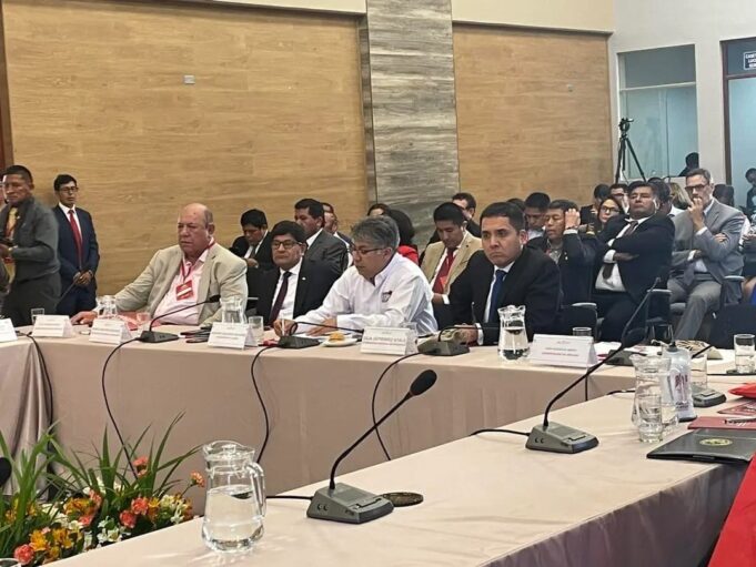 Gobernadores regionales advierten amenaza contra la democracia