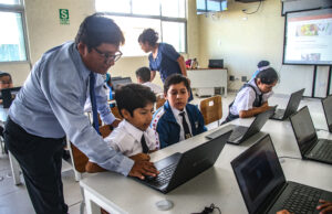 Autorizan al Minedu contratar servicio de internet y otros necesarios en colegios públicos para continuidad de las clases