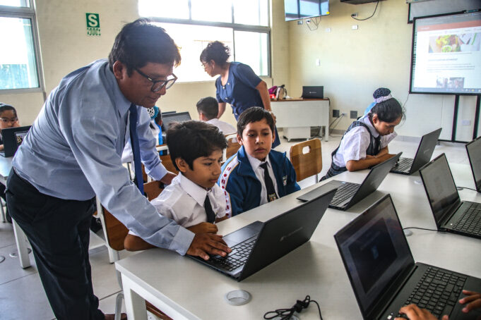 Autorizan al Minedu contratar servicio de internet y otros necesarios en colegios públicos para continuidad de las clases