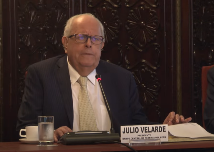 Velarde afirma que matar el sistema de pensiones con retiros de AFP es casi una locura