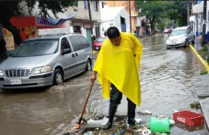 Lanzan campaña nacional “No destapes el peligro” para prevenir atoros y colapsos en desagües en época de lluvias