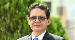 Segundo Acho Mego es el nuevo director ejecutivo de EsSalud. ¿Quién es y cuál es su trayectoria?