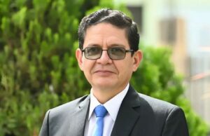 Segundo Acho Mego es el nuevo director ejecutivo de EsSalud. ¿Quién es y cuál es su trayectoria?