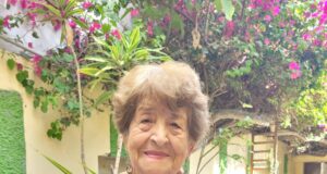 Actriz cómica Zelma Gálvez feliz con su centenaria mamá