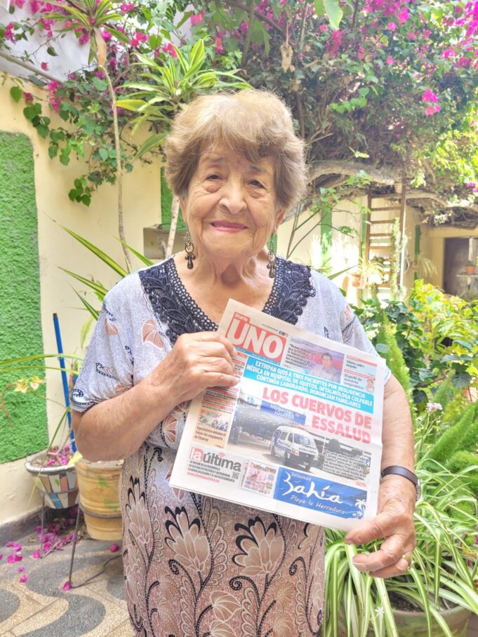 Actriz cómica Zelma Gálvez feliz con su centenaria mamá