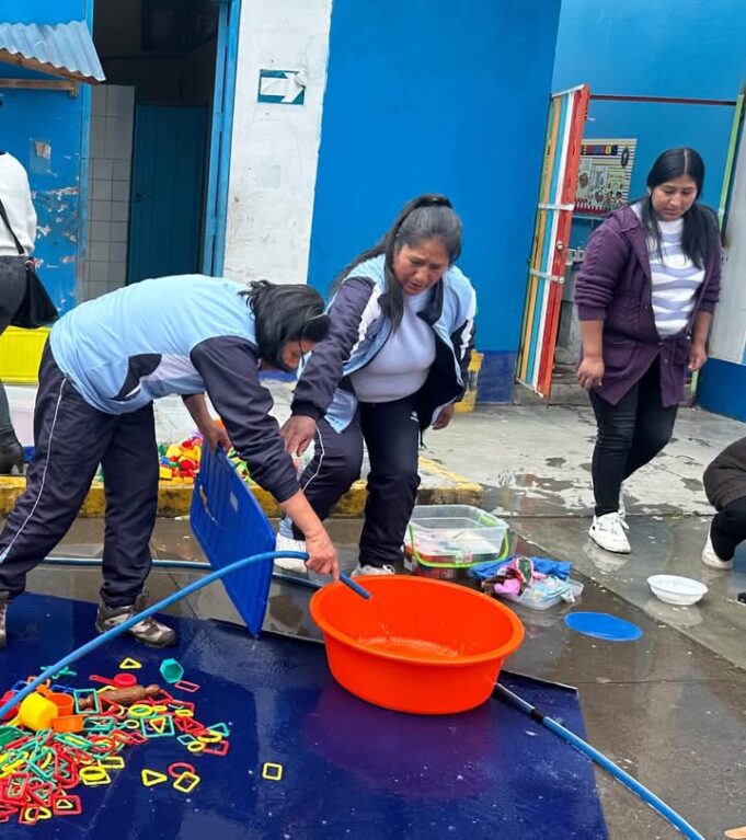 Dirección Regional de Educación de Huancavelica junto a padres y profesores ponen tiza aulas para recibir a más de 100 mil estudiantes