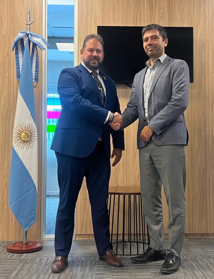 Luis Suárez Hernández: Embajador de la ONU en fructífera reunión con Ministro de Energía de Neuquén, Argentina