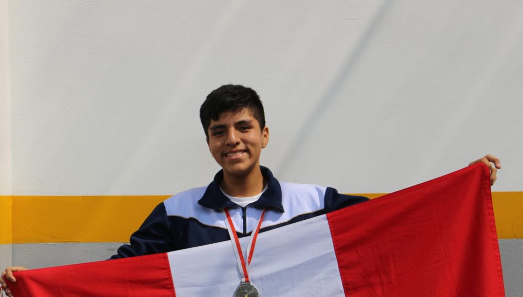 Hijo de obreros gana becade estudios en EEUU