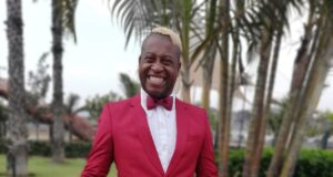 Javier Lobatón con corazón blanquirrojo