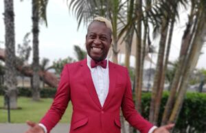 Javier Lobatón con corazón blanquirrojo