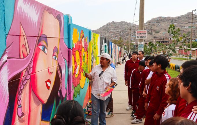 Artistas pintan murales en Villa María del Triunfo