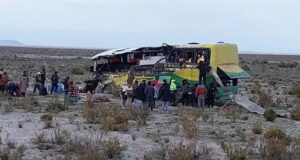 Siete compatriotas, tres de ellos menores, mueren en choque de buses en Bolivia causado por un conductor ebrio