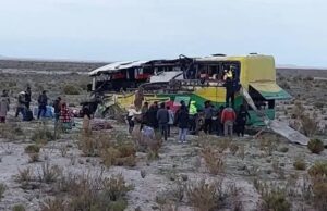 Siete compatriotas, tres de ellos menores, mueren en choque de buses en Bolivia causado por un conductor ebrio