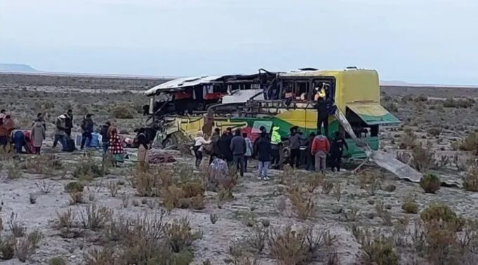 Siete compatriotas, tres de ellos menores, mueren en choque de buses en Bolivia causado por un conductor ebrio