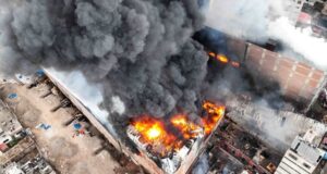 Incendio en el Centro de Lima: Logran controlar dantesco siniestro que dejó tres edificios, dos depósitos y siete quintas dañadas