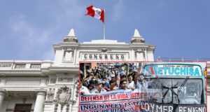 Transportistas llegan hasta las puertas del Congreso y no los atendieron porque era hora de refrigerio
