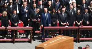 Miles de fieles se despiden del papa Francisco emocionados ante Santa María la Mayor