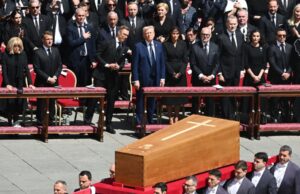 Miles de fieles se despiden del papa Francisco emocionados ante Santa María la Mayor