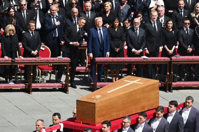 Miles de fieles se despiden del papa Francisco emocionados ante Santa María la Mayor